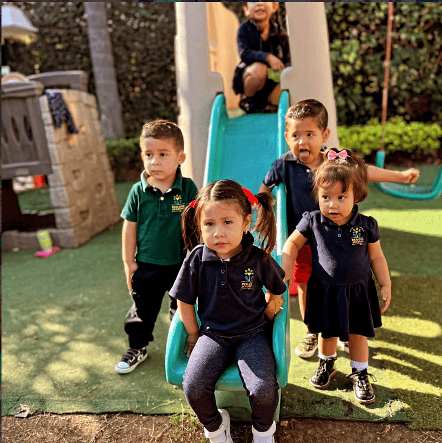 Niños explorando en Reggio Academy